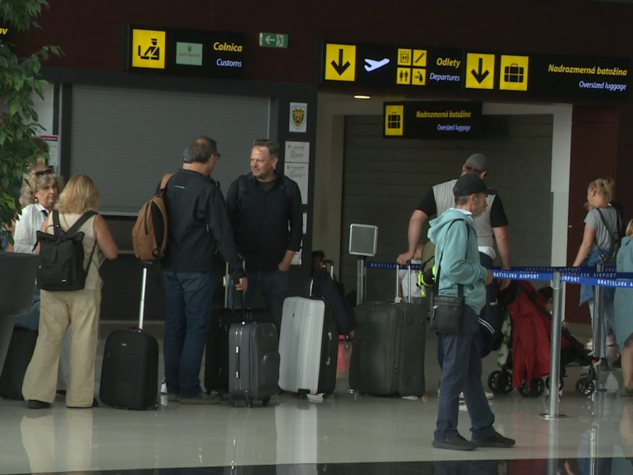 cestujúci na letisku