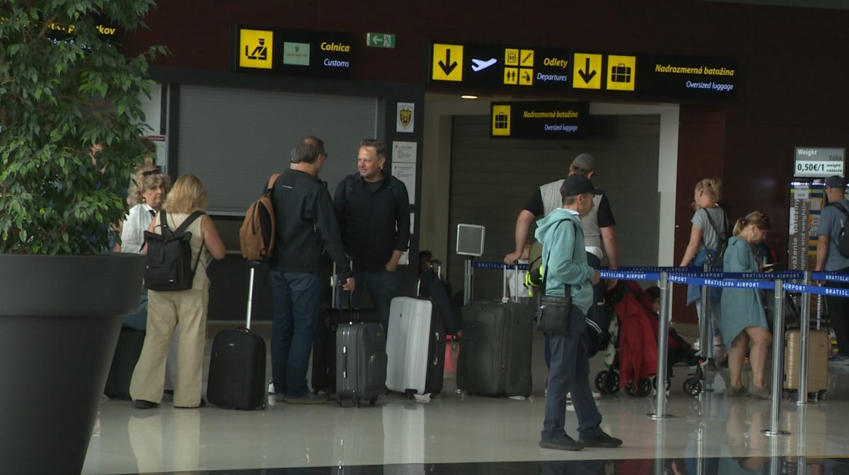 Konflikt na Bl&iacute;zkom v&yacute;chode poc&iacute;tia aj dovolenk&aacute;ri: Ceny z&aacute;jazdov rast&uacute;, cestovky si p&yacute;taj&uacute; palivov&eacute; pr&iacute;platky