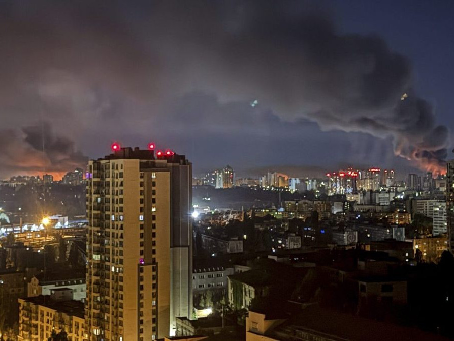 Na ilustračnej snímke pohľad na Kyjev po ruských útokoch.