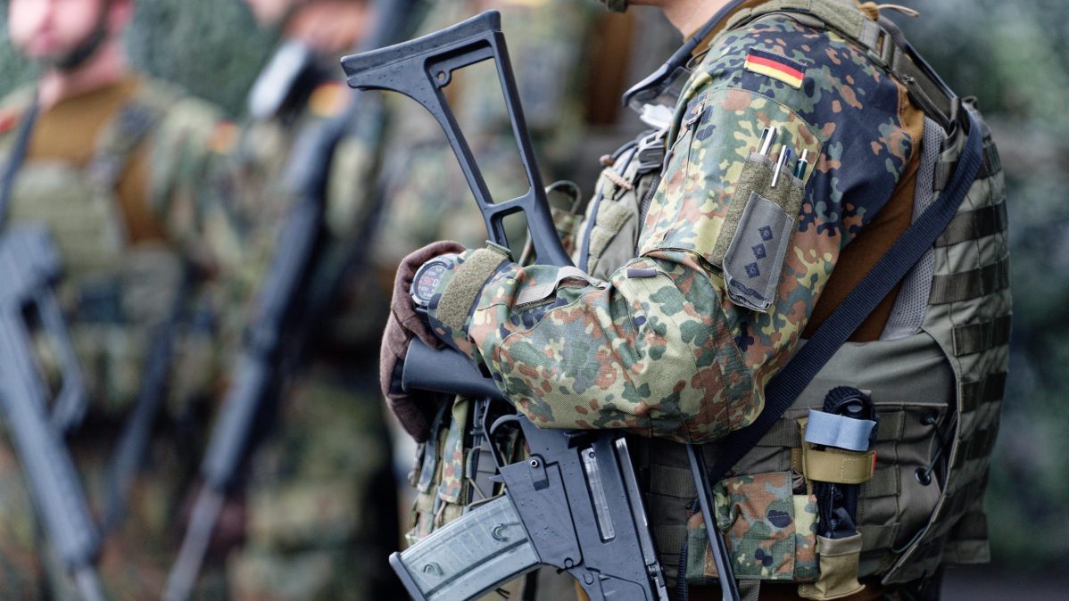 Svetov&eacute; vojensk&eacute; v&yacute;davky rekordne nar&aacute;stli. Krajiny investovali vy&scaron;e 2,4 bili&oacute;na eur, rast poh&aacute;ňaj&uacute; konflikty