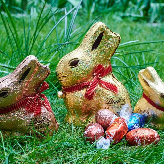 Ilustračná snímka čokoládových zajačikov a vajíčok.