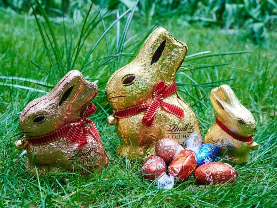 Ilustračná snímka čokoládových zajačikov a vajíčok.