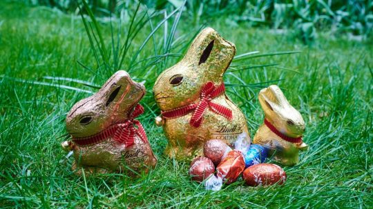Ilustračná snímka čokoládových zajačikov a vajíčok.