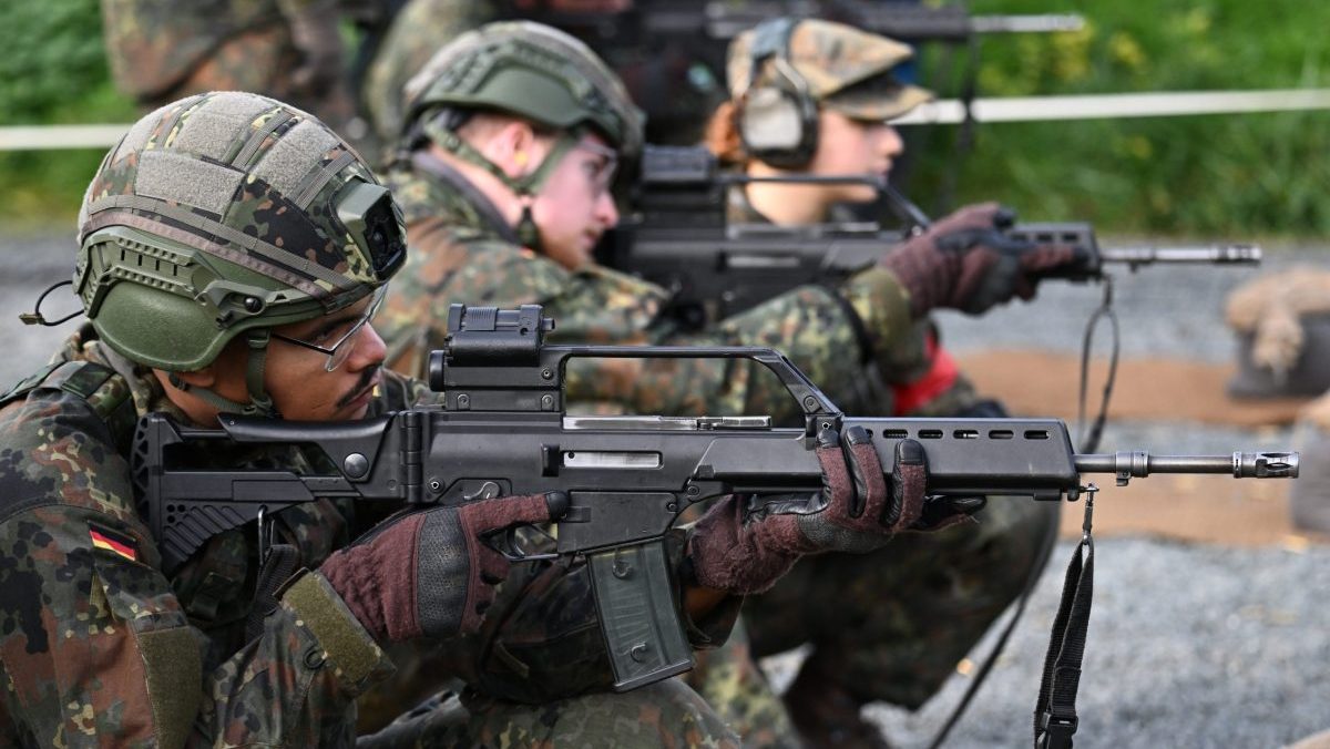 Mlad&iacute; nemeck&iacute; branci kritizuj&uacute; nov&yacute; z&aacute;kon o vojenskej službe: Bundeswehr sa op&auml;ť sp&aacute;ja s n&aacute;tlakom, je to absol&uacute;tny nezmysel