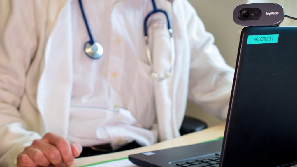 lekár s počítačom