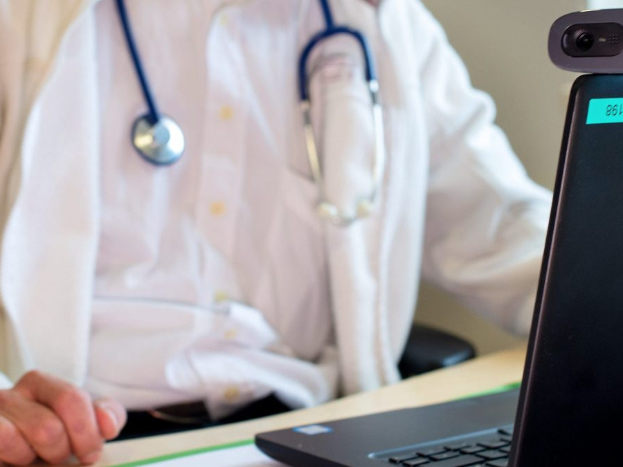 lekár s počítačom