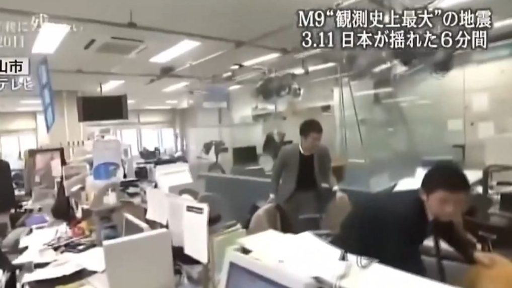 Na snímke ľudia v Japonsku počas zemetrasenia.