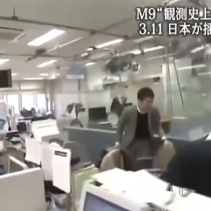 Na snímke ľudia v Japonsku počas zemetrasenia.