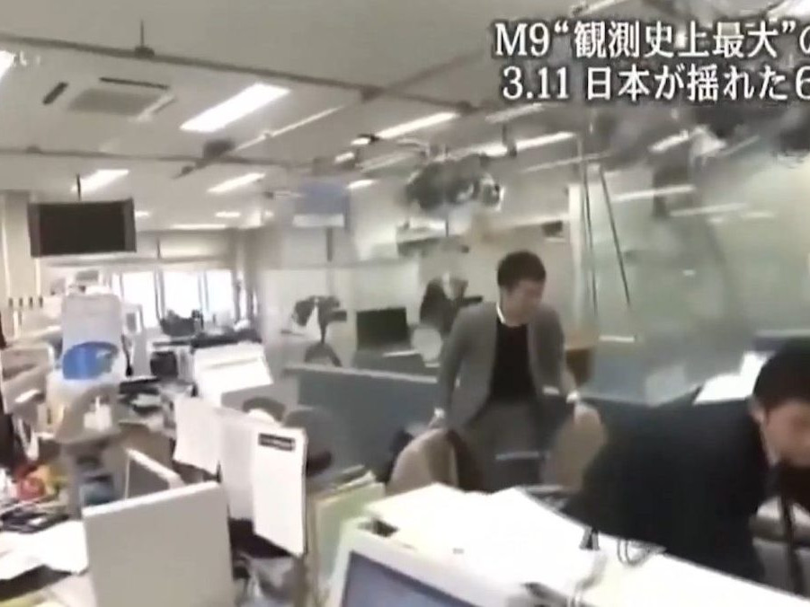 Na snímke ľudia v Japonsku počas zemetrasenia.