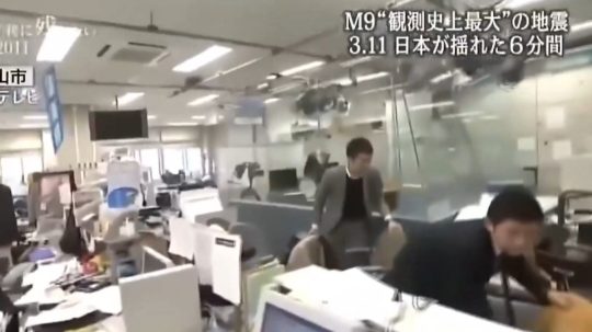 Na snímke ľudia v Japonsku počas zemetrasenia.