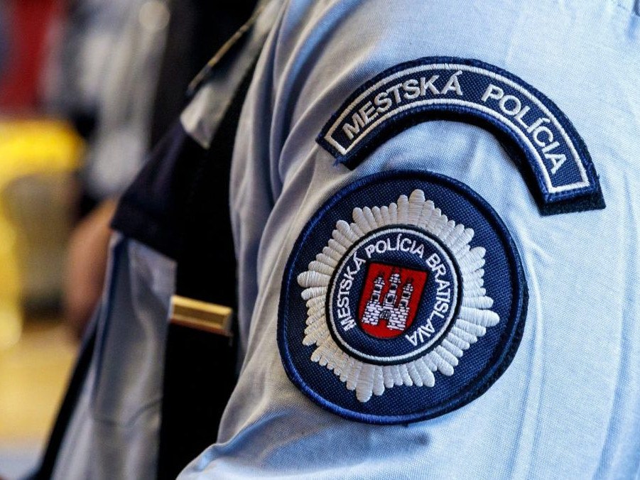 Príslušník bratislavskej mestskej polície.