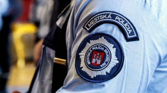 Príslušník bratislavskej mestskej polície.