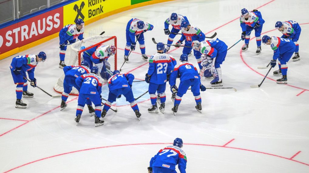 Slovenskí hokejisti pred zápasom na MS v hokeji.