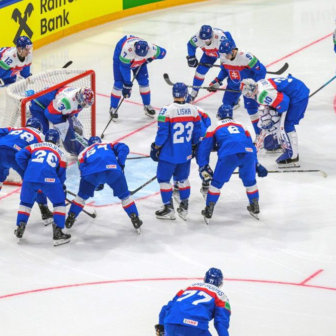 Slovenskí hokejisti pred zápasom na MS v hokeji.