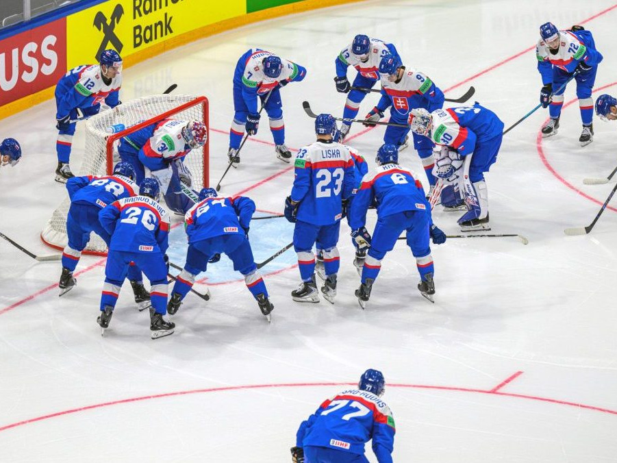 Slovenskí hokejisti pred zápasom na MS v hokeji.