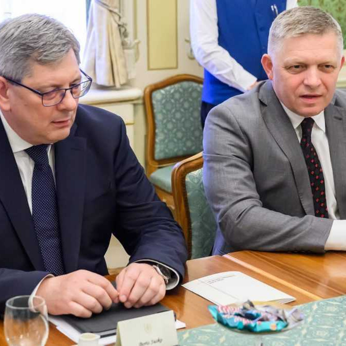 Premiér Fico a minister Suskom za stolom.