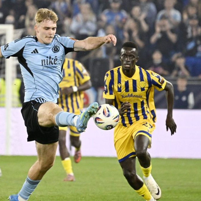 Na snímke vľavo Adam Griger (Slovan) počas zápasu 8. kola nadstavbovej časti Niké ligy.