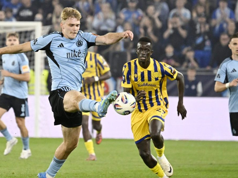 Na snímke vľavo Adam Griger (Slovan) počas zápasu 8. kola nadstavbovej časti Niké ligy.