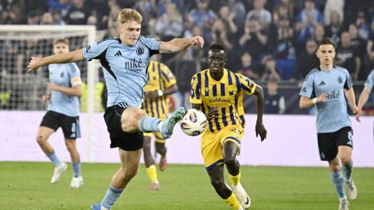 Na snímke vľavo Adam Griger (Slovan) počas zápasu 8. kola nadstavbovej časti Niké ligy.
