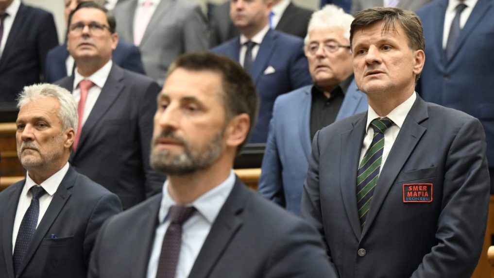 Alojz Hlina s nápisom na saku "Smer Mafia Nechceme".