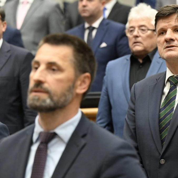 Alojz Hlina s nápisom na saku "Smer Mafia Nechceme".