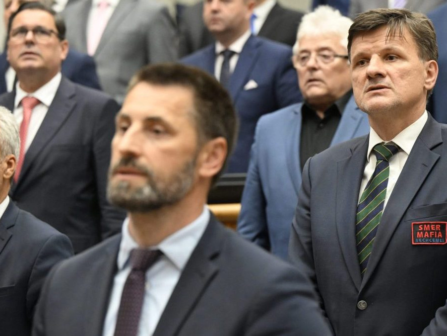 Alojz Hlina s nápisom na saku "Smer Mafia Nechceme".