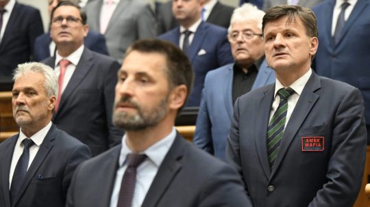 Alojz Hlina s nápisom na saku "Smer Mafia Nechceme".