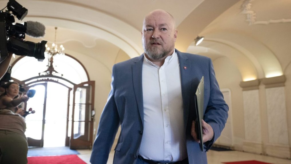 Minister cestovného ruchu a športu Rudolf Huliak.
