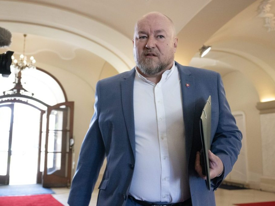 Minister cestovného ruchu a športu Rudolf Huliak.