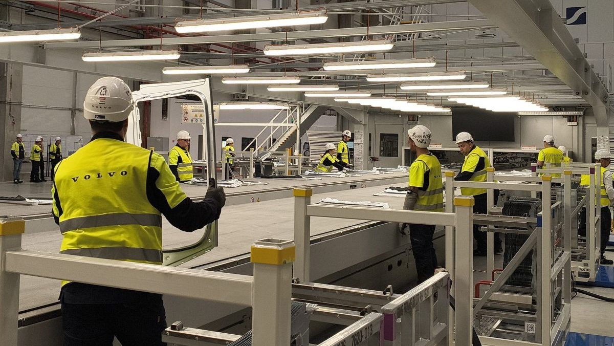 Automobilka Volvo v Ko&scaron;iciach už zamestn&aacute;va stovky ľud&iacute;, vyrobila prv&eacute; karos&eacute;rie