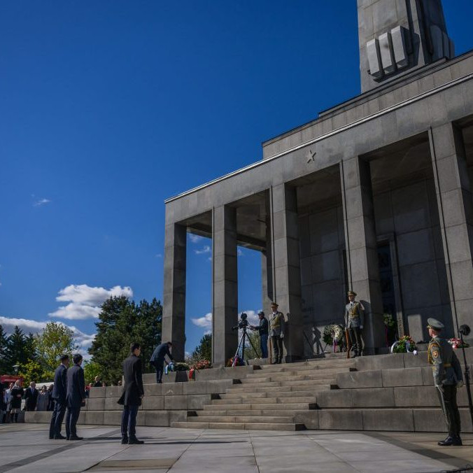 pamätník Slavín počas pietneho aktu kladenia vencov