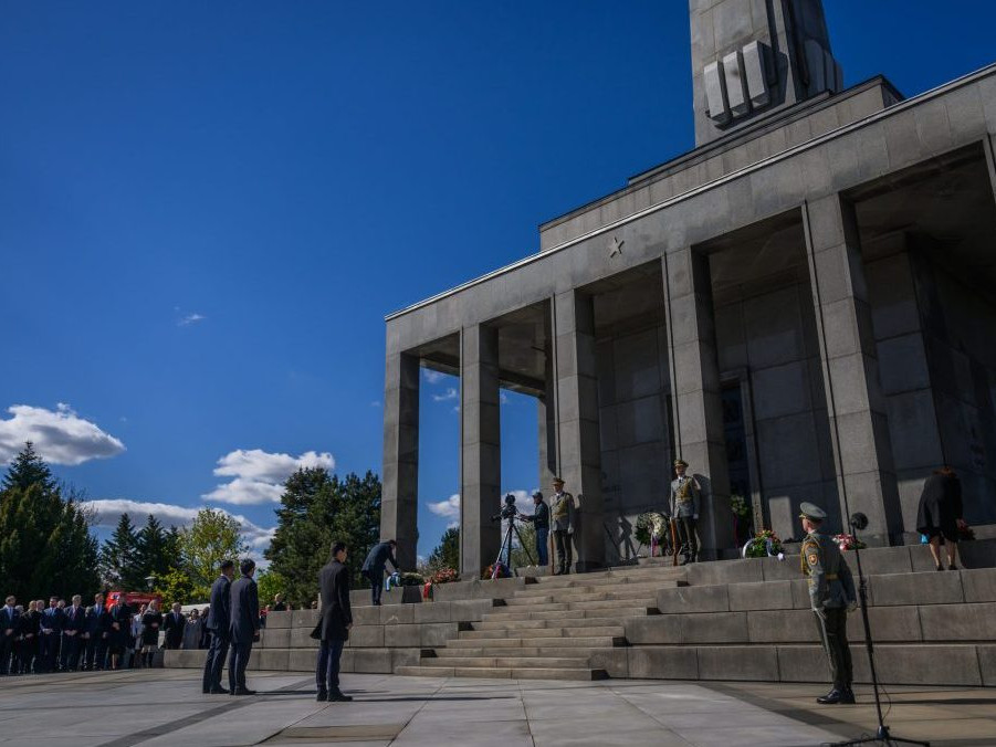 pamätník Slavín počas pietneho aktu kladenia vencov