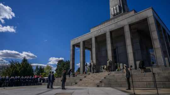pamätník Slavín počas pietneho aktu kladenia vencov