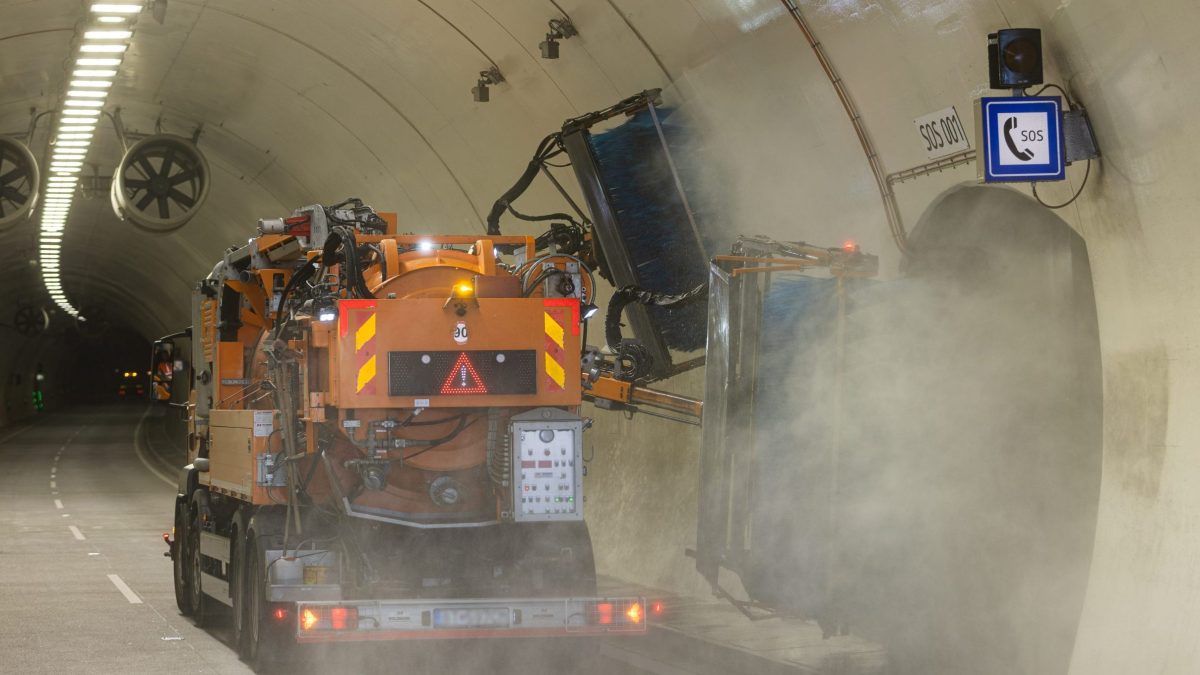 Začala sa jarn&aacute; &uacute;držba tunela Vi&scaron;ňov&eacute;. Najn&aacute;ročnej&scaron;ie je čistenie dren&aacute;žnych potrub&iacute;, meraj&uacute; vy&scaron;e 60 kilometrov