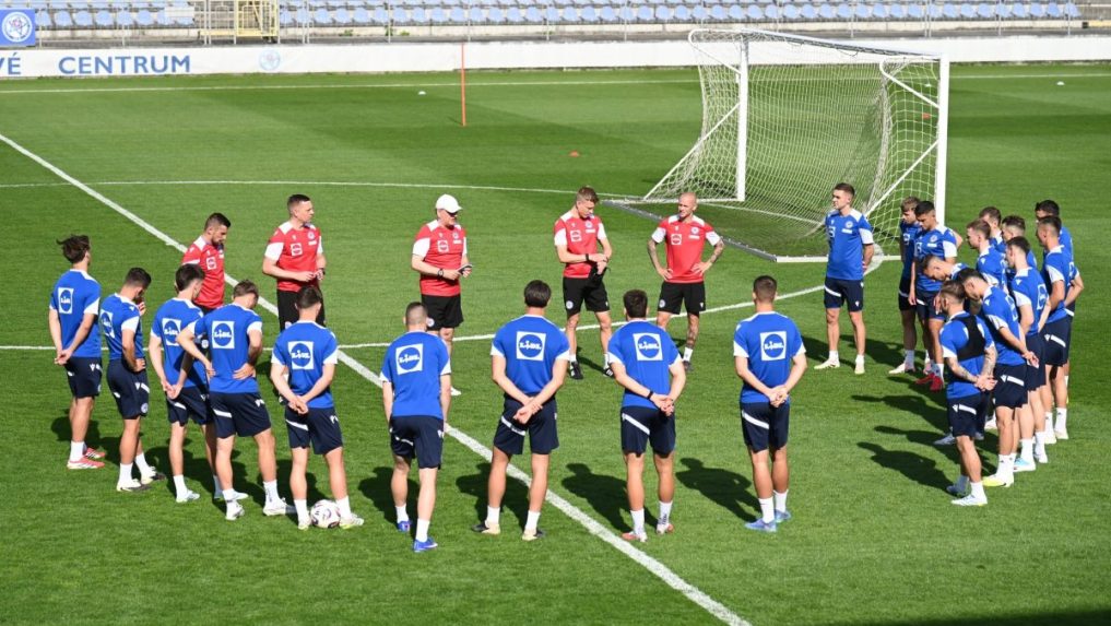 Hráči a tréneri slovenskej futbalovej reprezentácie počas tréningu.