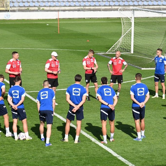 Hráči a tréneri slovenskej futbalovej reprezentácie počas tréningu.