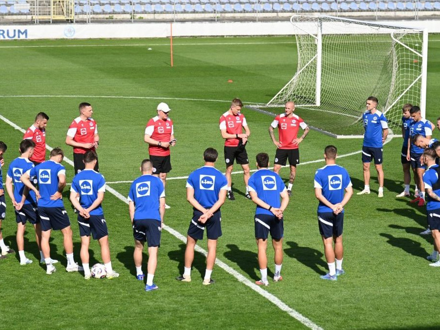 Hráči a tréneri slovenskej futbalovej reprezentácie počas tréningu.