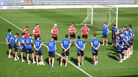 Hráči a tréneri slovenskej futbalovej reprezentácie počas tréningu.