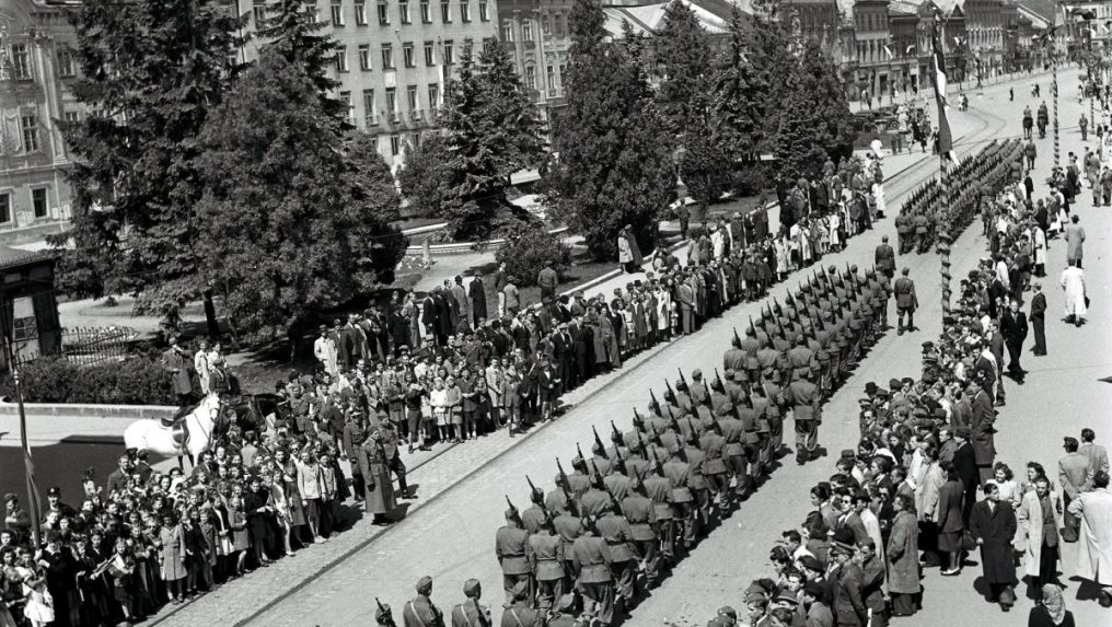 Na arch&iacute;vnej sn&iacute;mke z roku 1946 vojensk&aacute; prehliadka pri pr&iacute;ležitosti osl&aacute;v Dňa v&iacute;ťazstva v Ko&scaron;iciach.