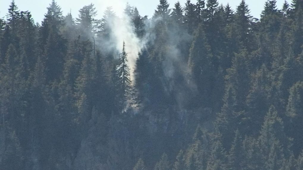 Požiar v lokalite pri rozhľadni Katruška na Poľane.