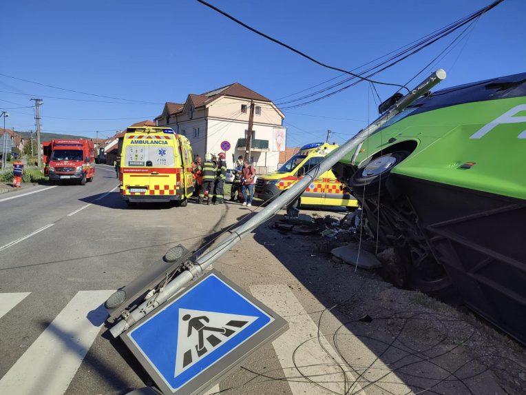 Nehoda autobusu v Dobrej Nive.