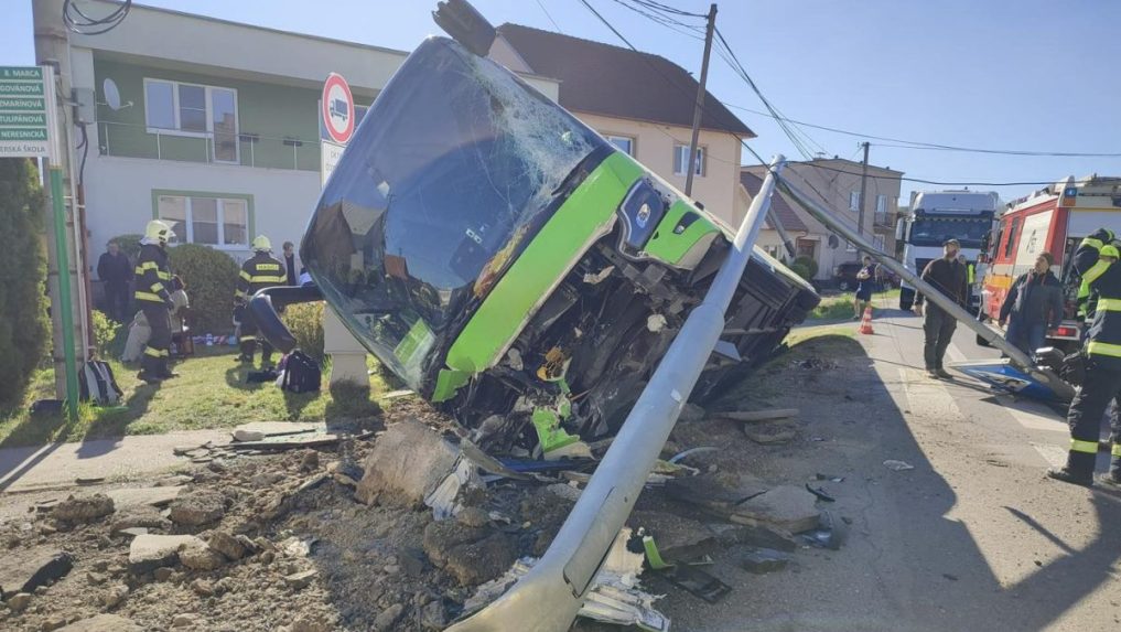 Nehoda autobusu v Dobrej Nive.