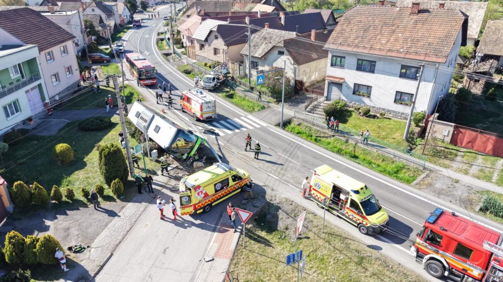 Nehoda autobusu v Dobrej Nive.