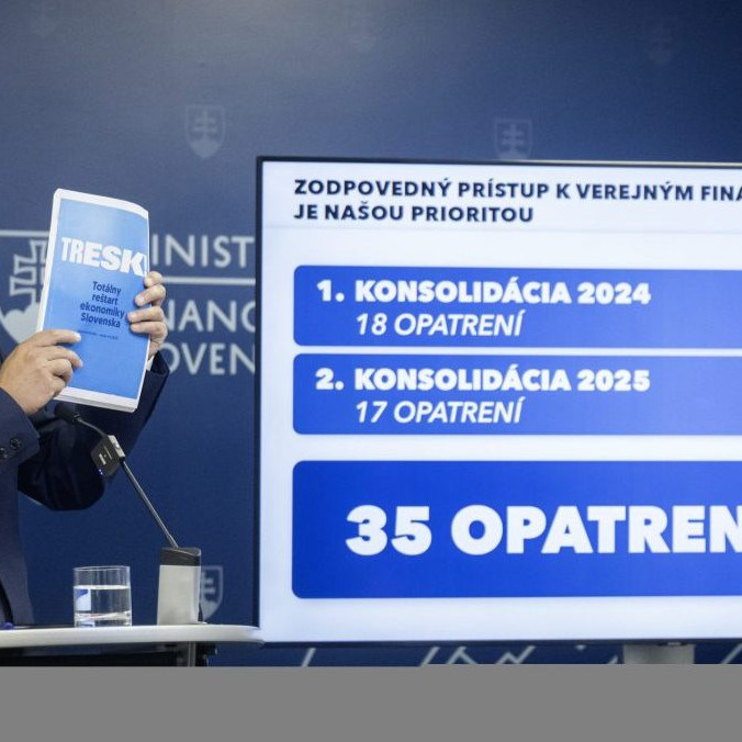 Na snímke minister financií SR Ladislav Kamenický (Smer-SD) .