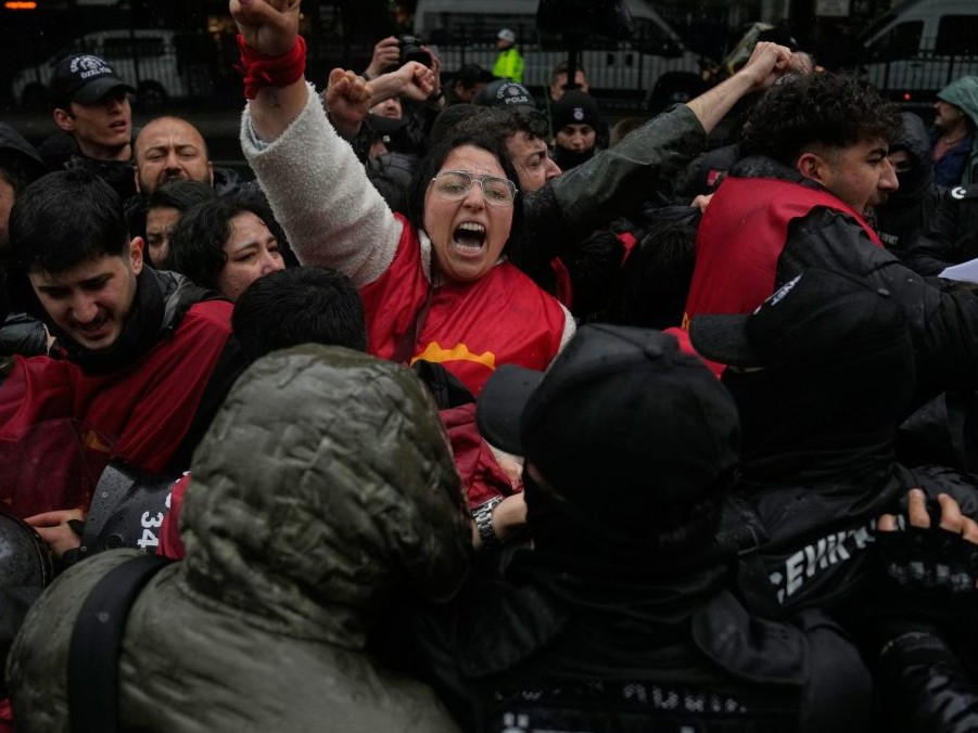 Protesty v Istanbule na Sviatok práce.