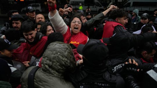Protesty v Istanbule na Sviatok práce.