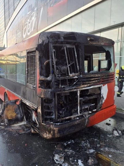 Na snímke požiar autobusu v Bratislave.