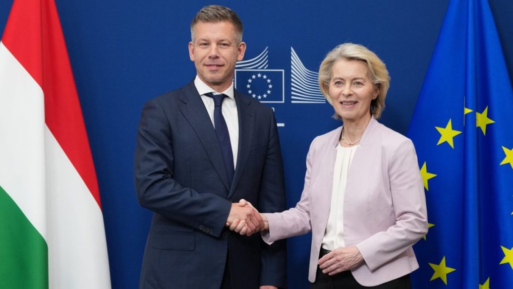 Na snímke Magyar a von der Leyenová.