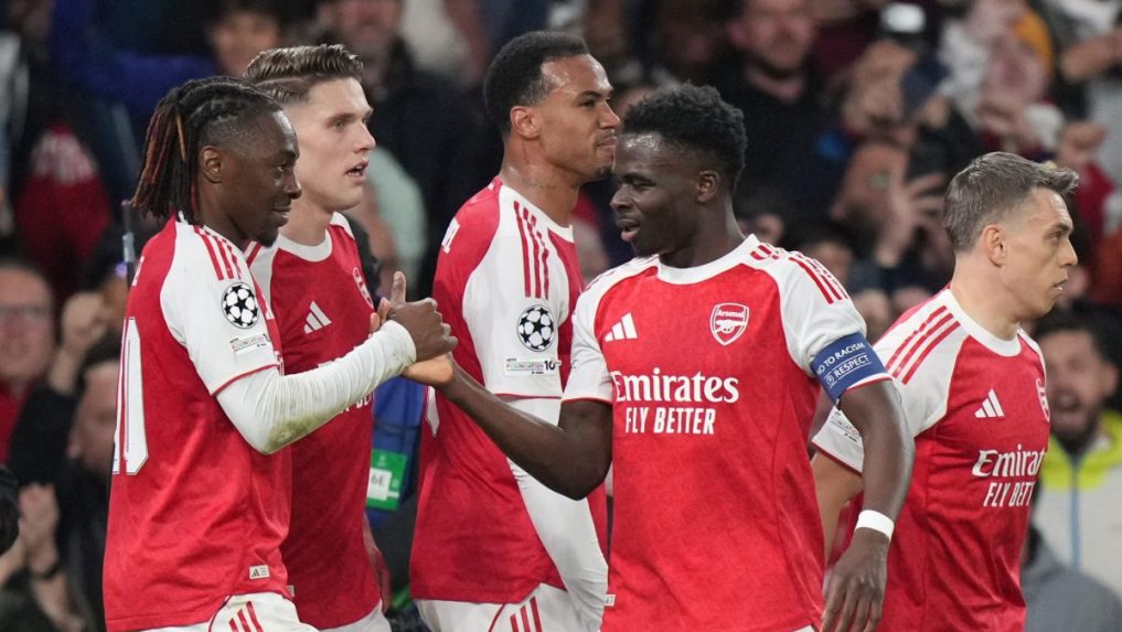 Hráči Arsenalu Londýn oslavujú gól Bukaya Saku.