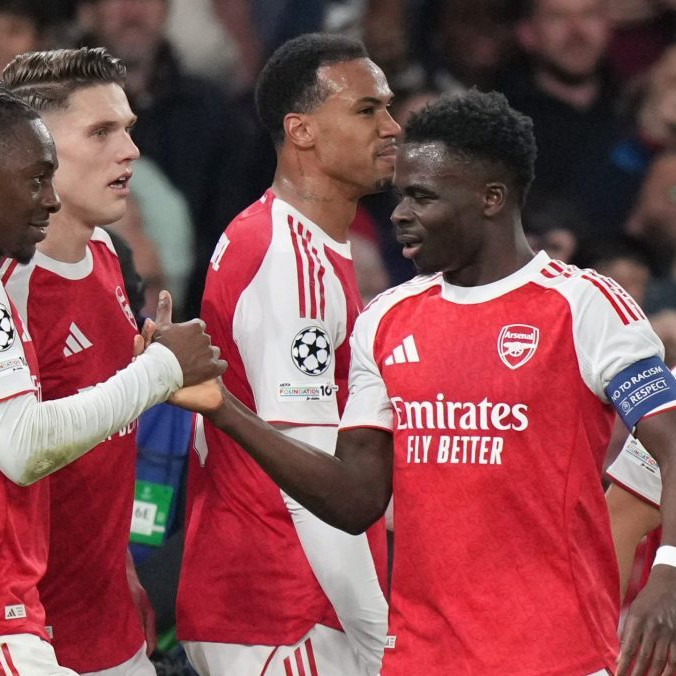 Hráči Arsenalu Londýn oslavujú gól Bukaya Saku.